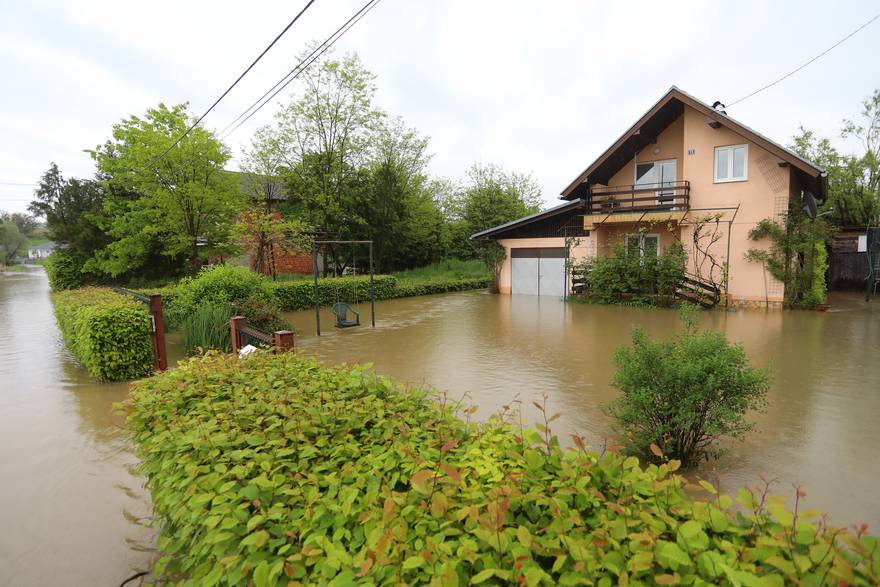 Duga Resa: Izvanredno stanje na rijeci Mrežnici, voda ušla u kuće