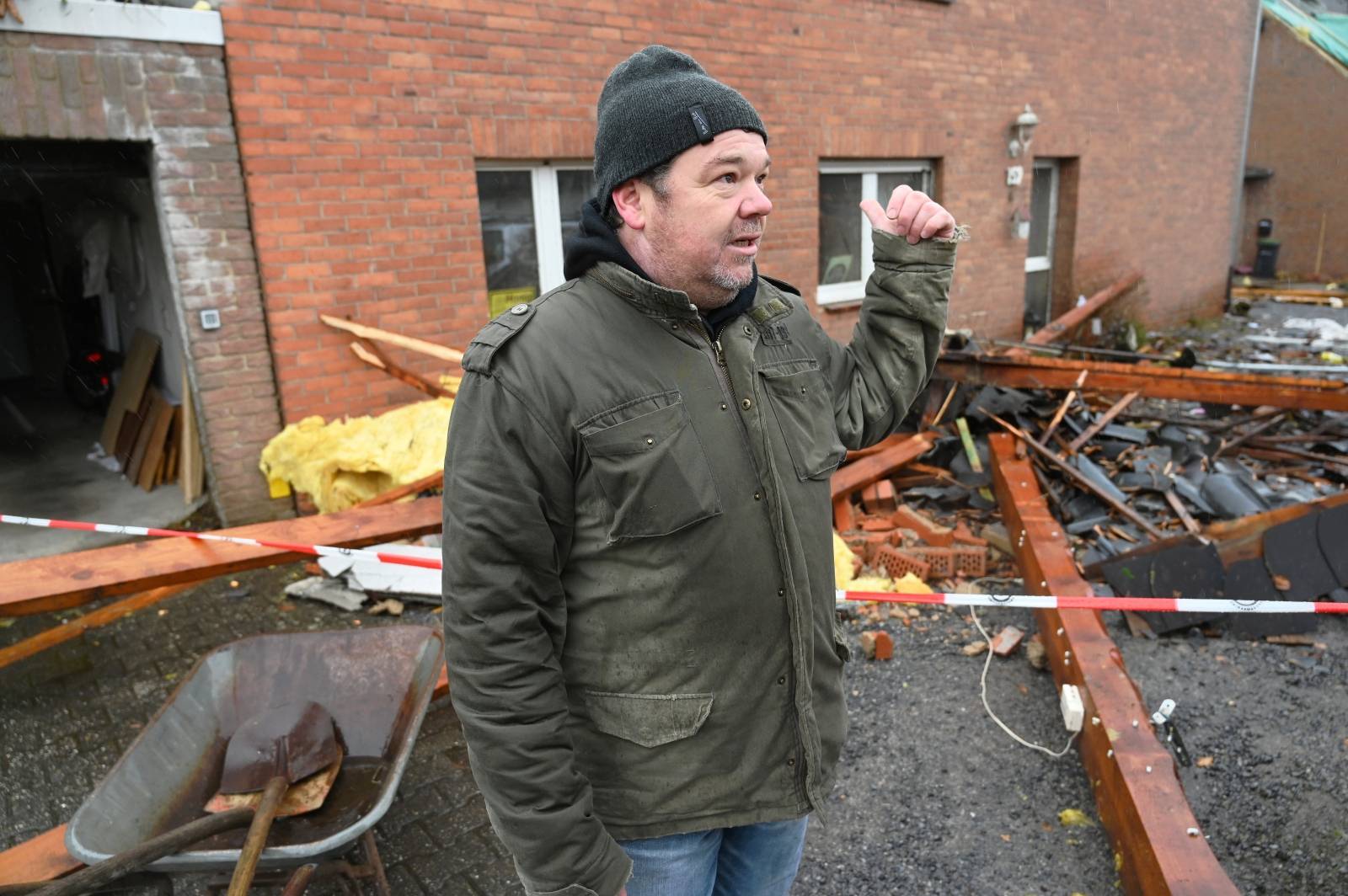 Clearing up work after Tornado in the Eifel region