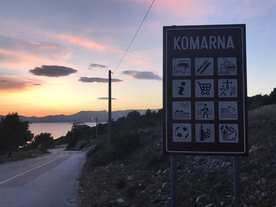 Kinezi se udomaćili u Komarni, s mještanima igraju i košarku