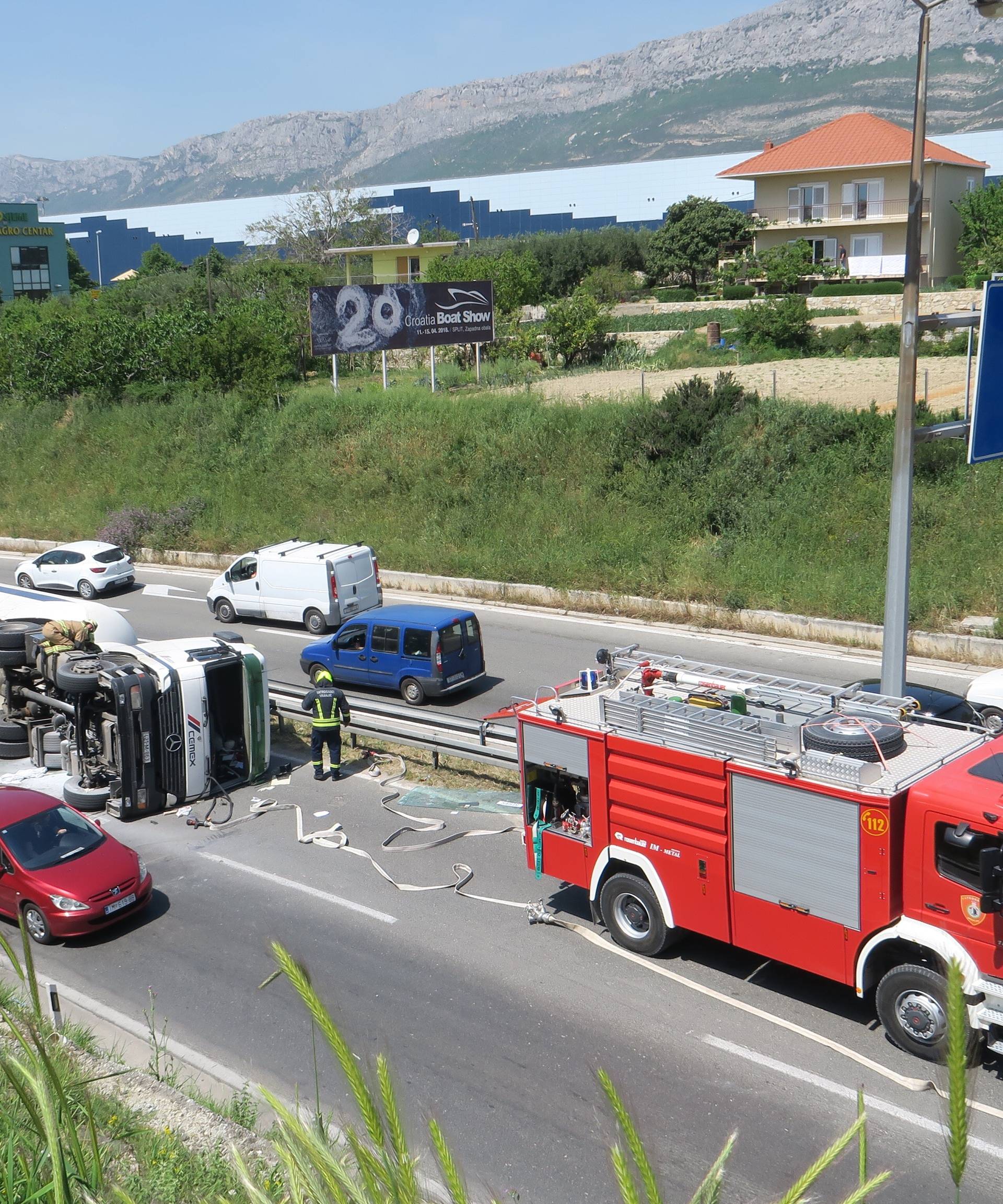 Prevrnula se cisterna za beton kod Splita, vozač je u bolnici