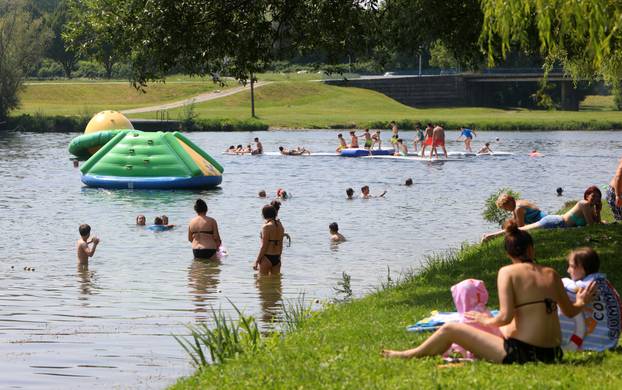 Karlovac: Brojni Karlovčani spas od vrućina potražili su u rijeci Korani