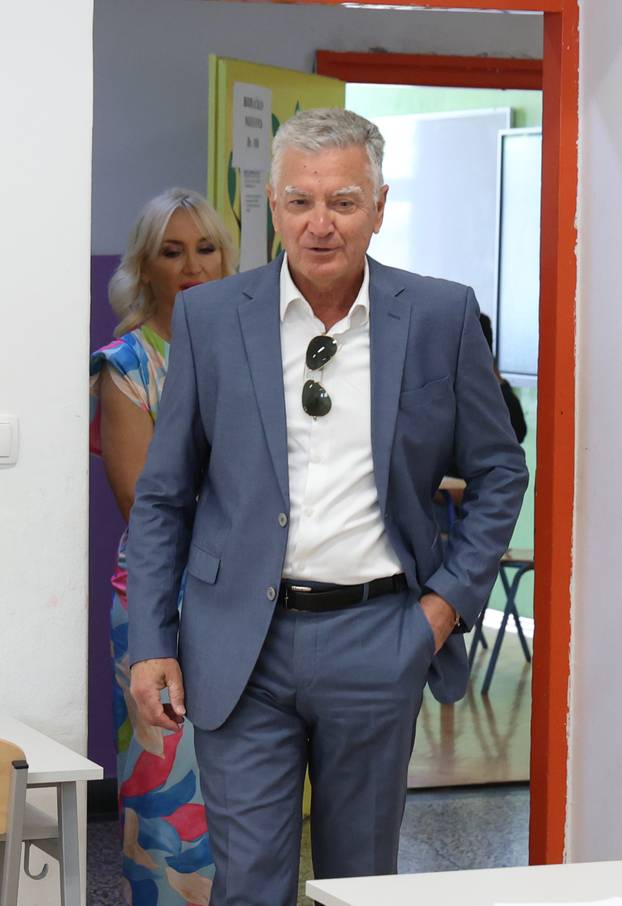 Šibenik: Petar Baranoviæ,kandidat za župana Šibensko-kninske županije glasovao.