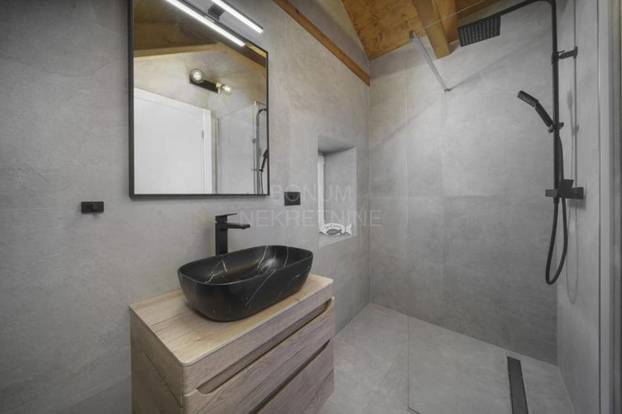 FOTO Ulov i pol: Kamena kuća u Tribunju nalazi se tik do mora, a vrijedi manje od 'milje'!?!