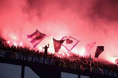 FOTO Torcida bakljama zasula teren Maksimira, letjele i do centra!? Evo što su im zaplijenili