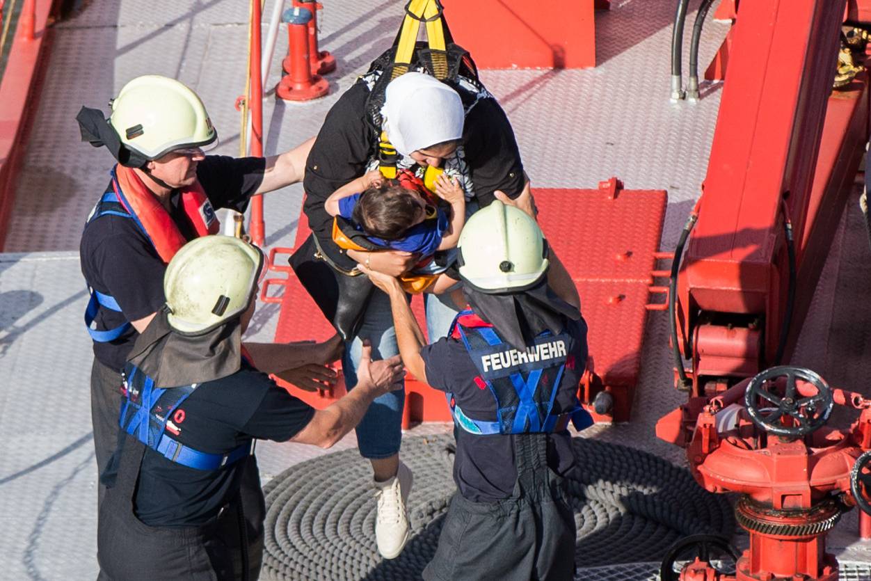 People rescued from stuck cable car gondola