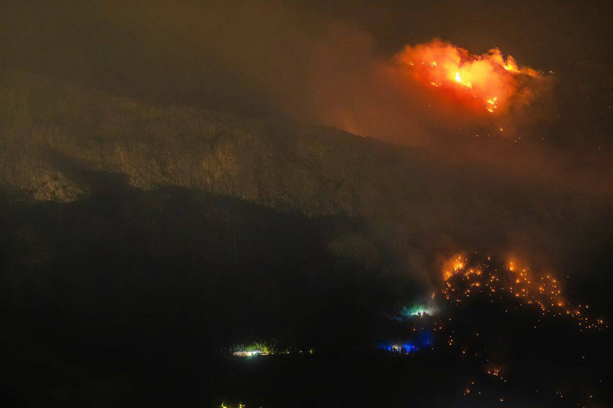 Veliki požar kod Solina je pod kontrolom: Kanader će do noći natapati to područje vodom