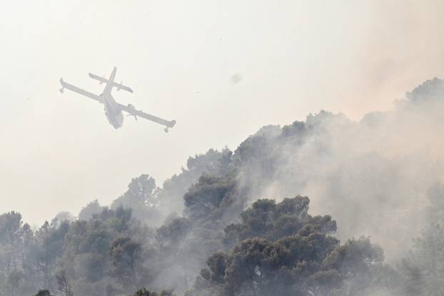 FOTO Kanaderi cijeli dan u akciji: Pogledajte kako gase požare diljem Dalmacije