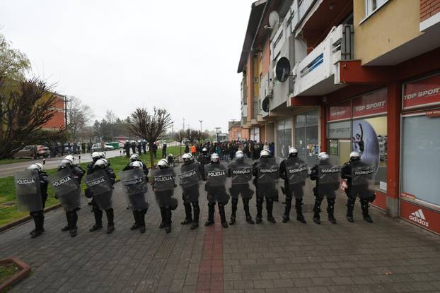 Na većini birališta tijekom lokalnih izbora u Srbiji došlo do incidenata i prosvjeda, intervenirala i policija