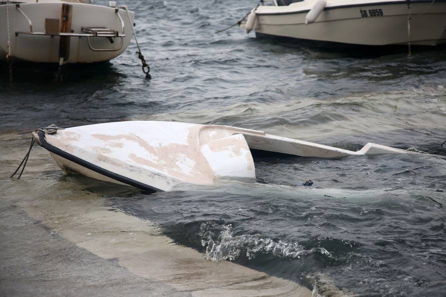 Hvar odsječen, more poplavilo ulice, u Splitu su uništeni auti