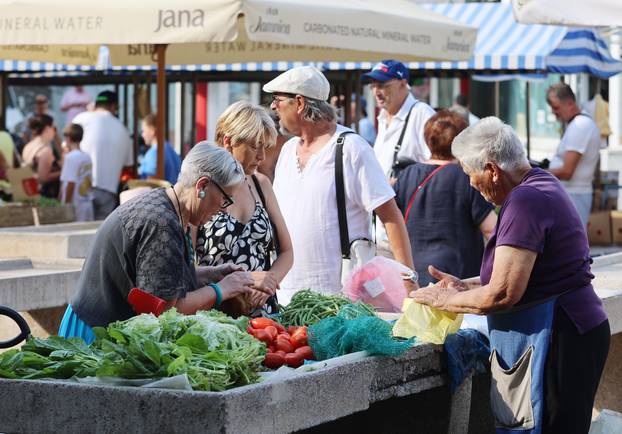 Šibenik: Bogata ponuda vo?a i povr?a na gradskoj tržnici