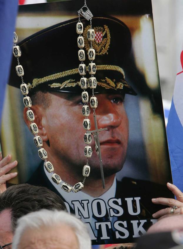 ARHIVA - Prepuna splitska riva tijekom skupa podrške uhićenom generalu  