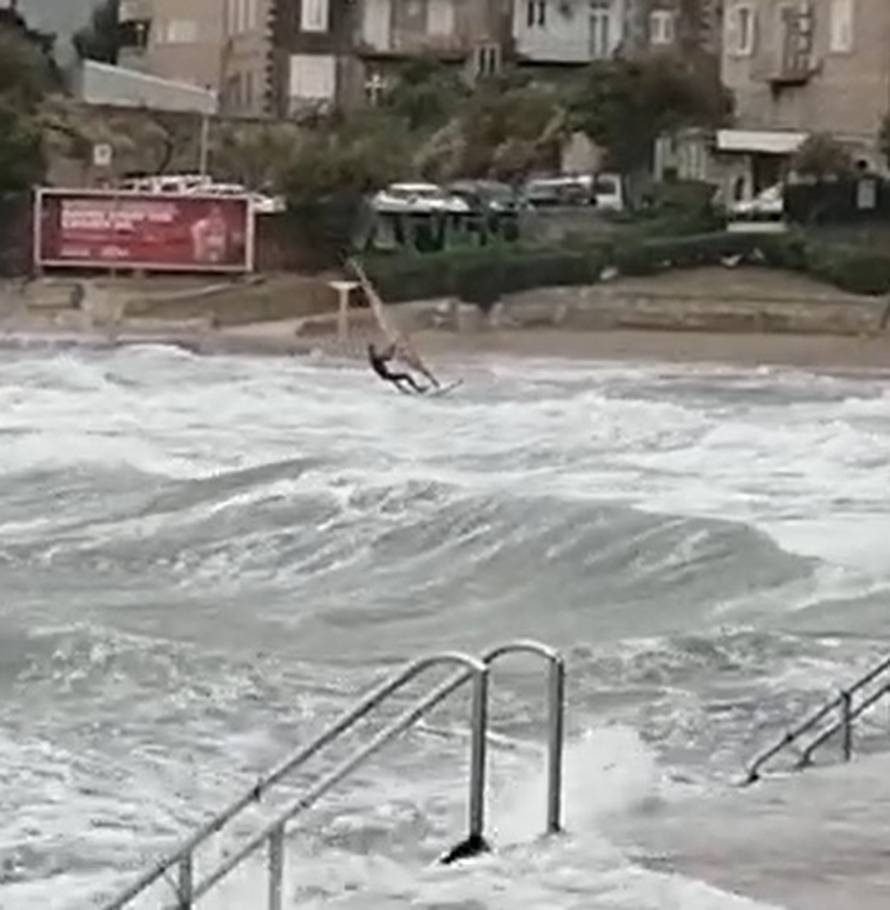 Dok jugo lomi Split, oni lome valove: 'Ovdi je to normalno'