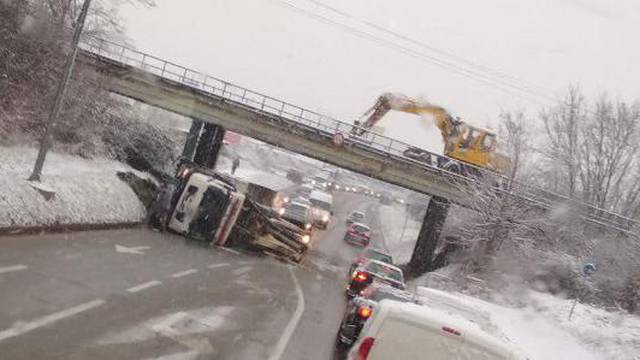 Kamion zapeo za nadvožnjak u Karlovcu i  prevrnuo se na bok