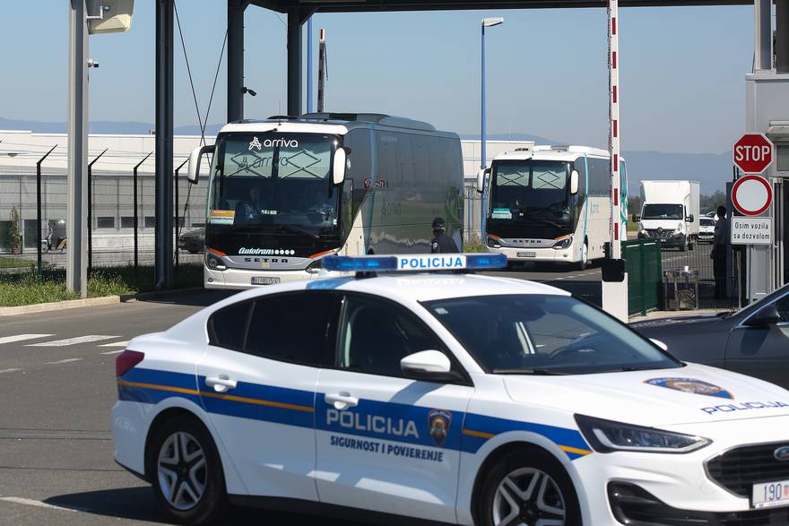 Zagreb: Nogometaši AEK-a pod jakim policijskim osiguranjem napustili zračnu luku