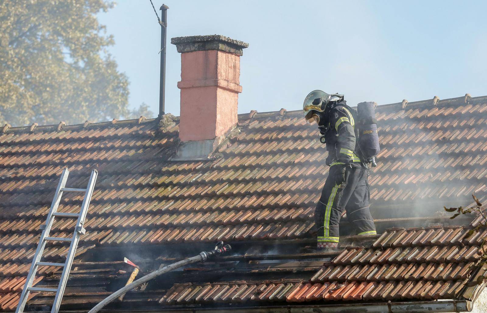 Zapalila se kuća u Buzinu: U požaru je ozlijeđeno troje ljudi