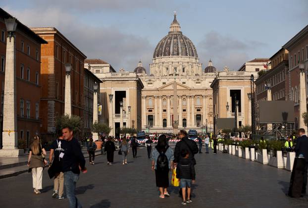 Rim: Brojni vjernici na Trgu sv. Petra čekaju procesiju s tijelom pape Franje