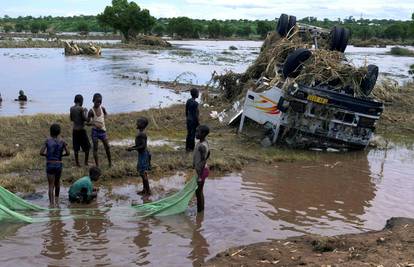 Tropska oluja na Madagaskaru usmrtila desetak ljudi: 'Vjetar je čupao stabla, nosio stupove...'