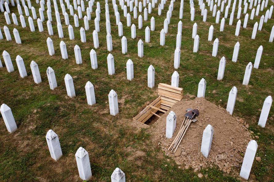 Ispratili posmrtne ostatke 19 žrtava genocida, Dodik odbio sudjelovati, pozvao na bojkot