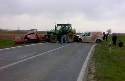 Pretjecala traktor, udarila Caddy i teško se ozlijedila