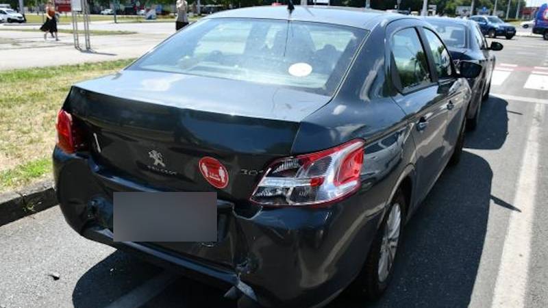 Voznik povzročil nesrečo v Zagrebu, zavrnil alkotest in žalil policiste, kaznovan s skoraj 3000 evri.