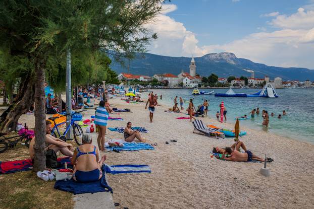 Kaštel Štafilić: Ljetni pljusak na plaži Gabine