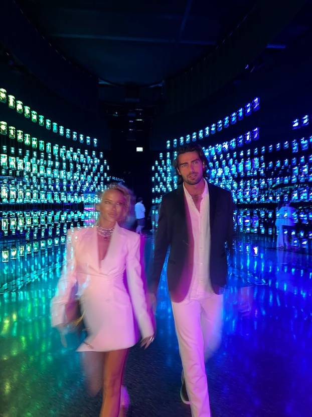 Za njih nema hladnoće i magle! Šime i Maja u badićima pozirali kraj bazena, 'padali' i zagrljaji