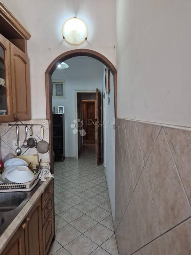 FOTO 'Namještaj iz doba Juge i bakina deka': Ovaj stan u Splitu prodaju za skoro 2 milijuna eura