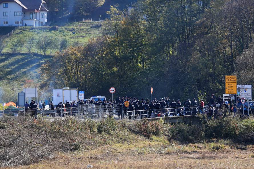 Migranti ih gađali kamenjem: Lakše ozlijeđena dva policajca