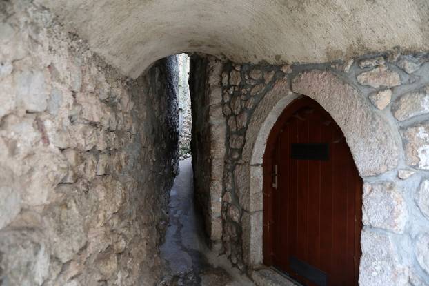 Ulica Klančić u Vrbniku, jedna je  od najužih ulica na svijetu