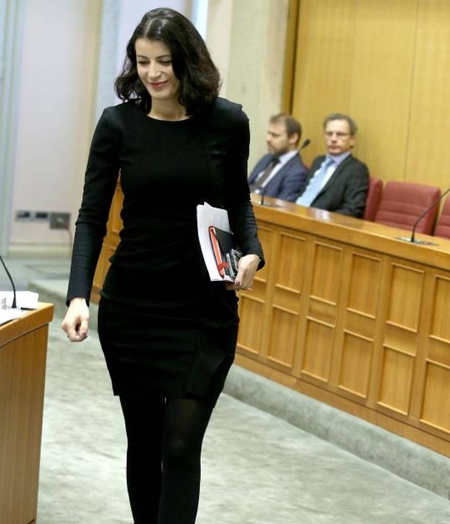 Ovo je matičarka iz Knina kojoj je Rimac sređivala ispit. Uspjela ga je pasti. Sad se nagodila