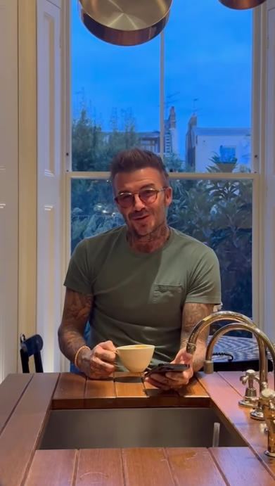 Beckham pjevao božićni hit, Victoria snimala, a javila se i Mariah Carey: 'Ljudi, volim vas'