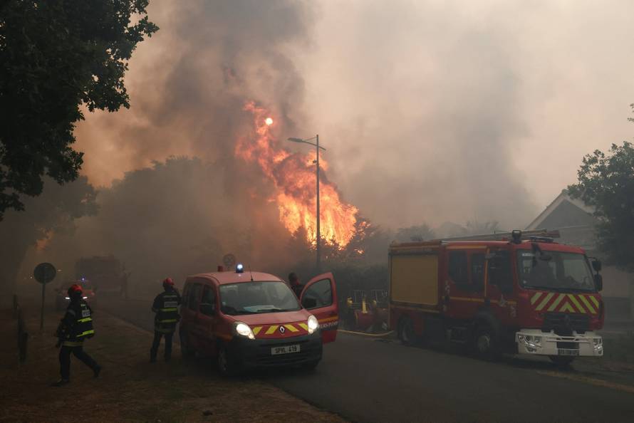 storyeditor/2026-07-24/2026-07-23t191716z-834356784-rc2ujmahk7jg-rtrmadp-3-europe-weather-france-wildfire.jpg