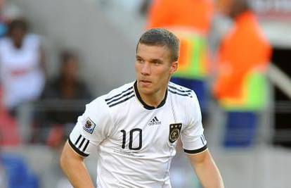 Podolski se opet sukobljava: Opalio suigrača nogom u trbuh