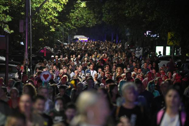 Zajednički prosvjed Osnovne škole "Pavle Savić", Pete beogradske gimnazije i Zrakoplovne akademije u Mirijevu