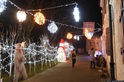 FOTO Advent u Križevcima: Klizalište za djecu, a za odrasle - degustacija vina i sireva