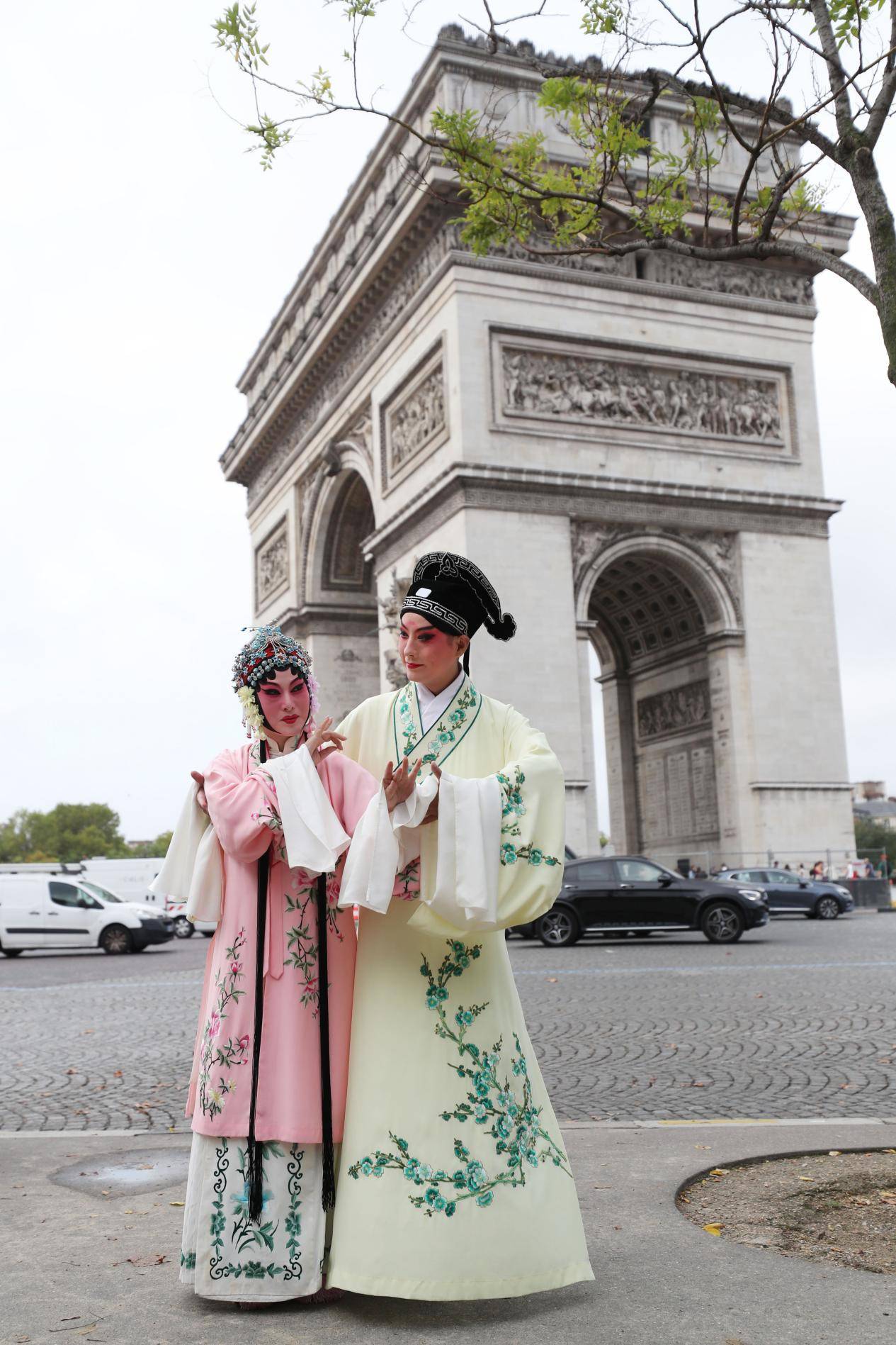 Glumci Kunqu opere, tradicionalnog oblika kineske izvedbene umjetnosti, izvode flash mob nastup blizu Trijumfalnog slavoluka u Parizu, Francuska, 13. rujna 2023.