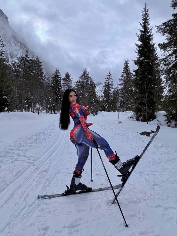 FOTO Claudia ili Spider-Women? Ovako je bujna Slavonka skijala