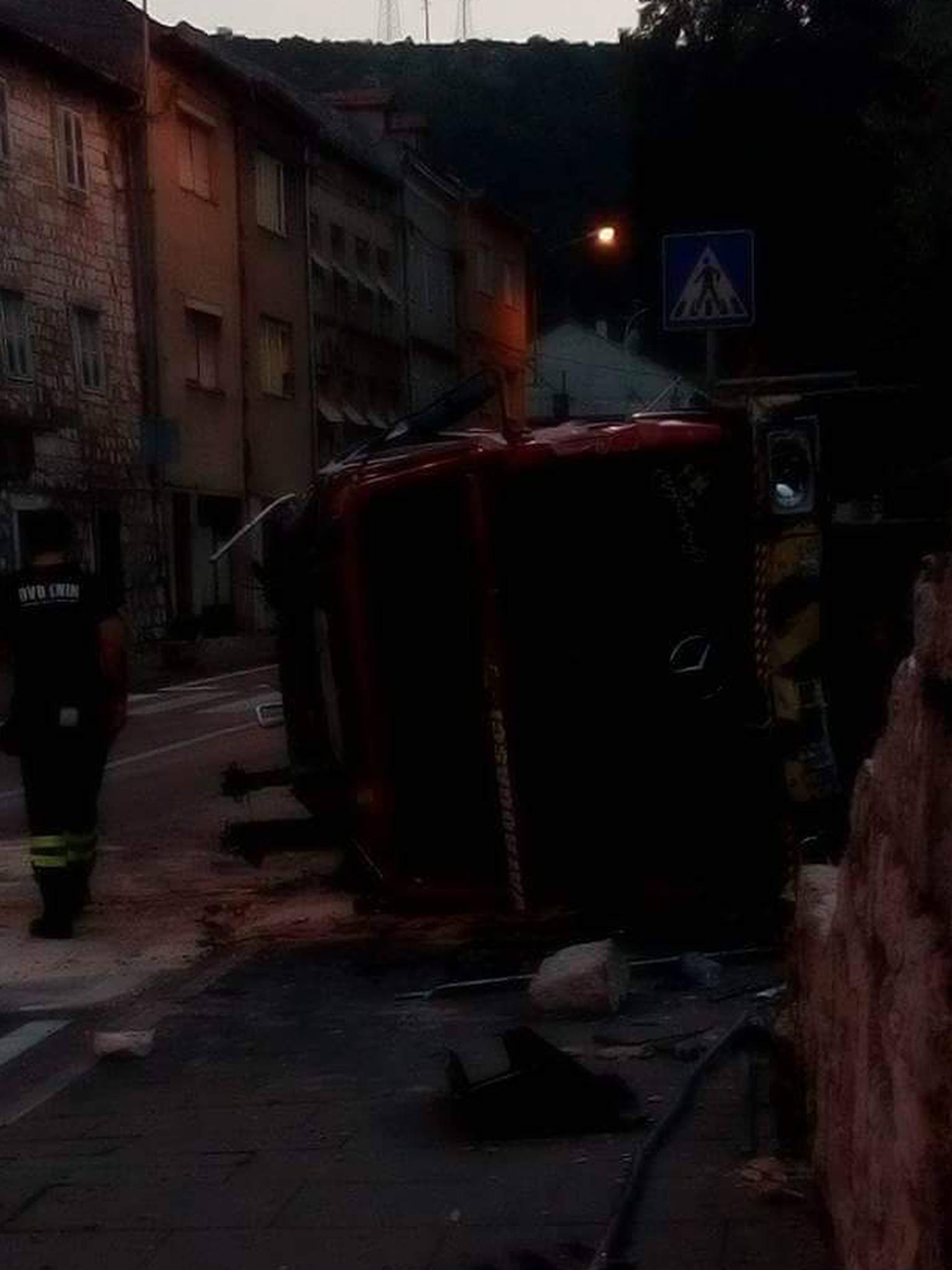 Pijan vozio cisternu i zabio se u zid: Ozlijeđena 4 vatrogasca