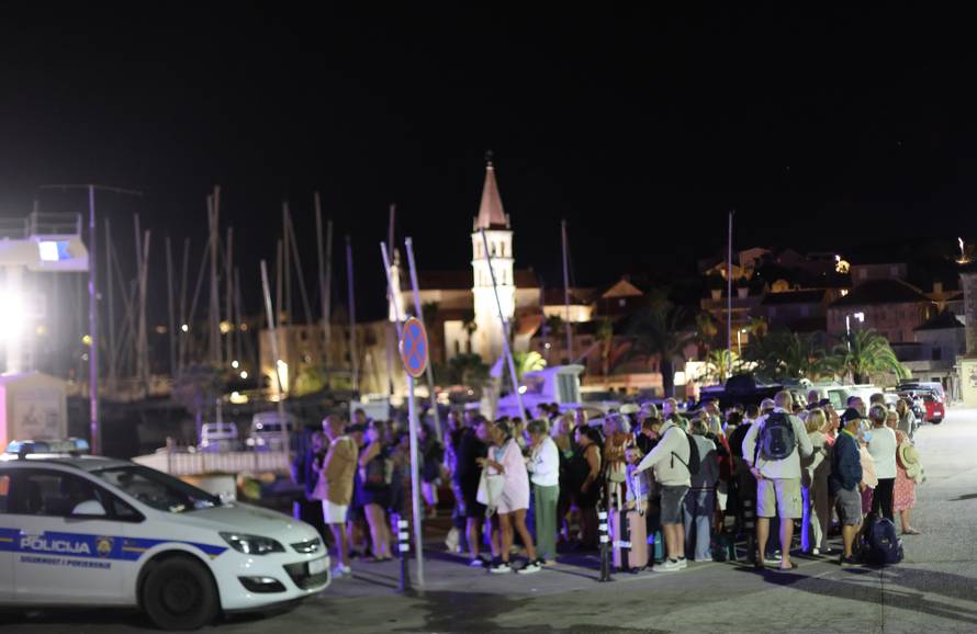 Milna: Zbog požara turisti proveli noć na rivi