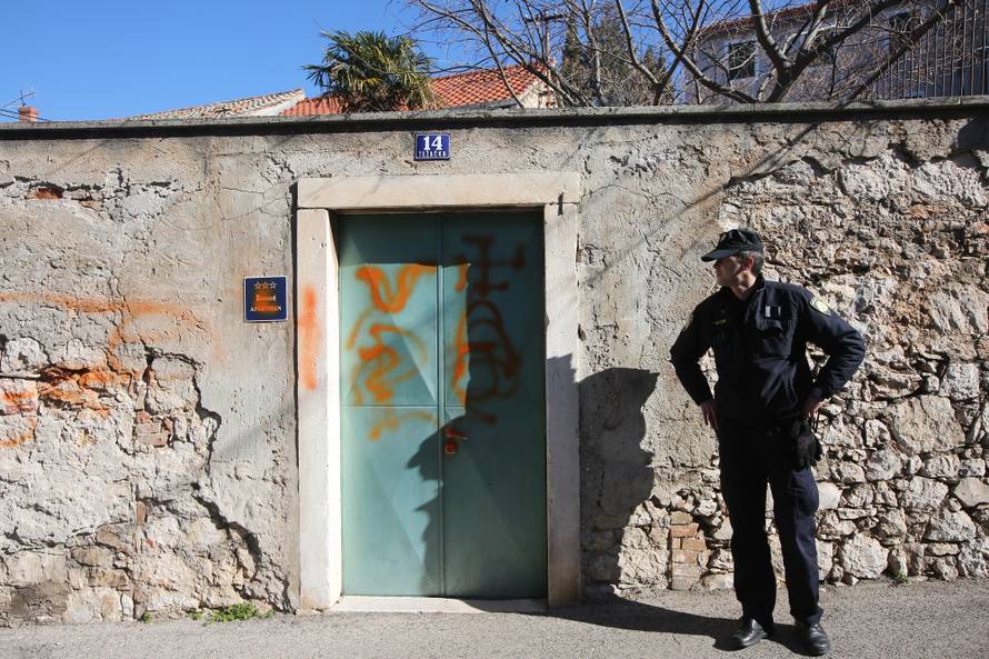 Zekanoviću nacrtali svastike na kući: 'Majci mi je pozlilo...'