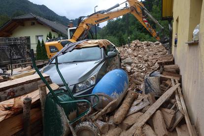 FOTO Odron zatrpao kuće nakon obilnih kiša u Sloveniji, morali su evakuirati ljude iz sela