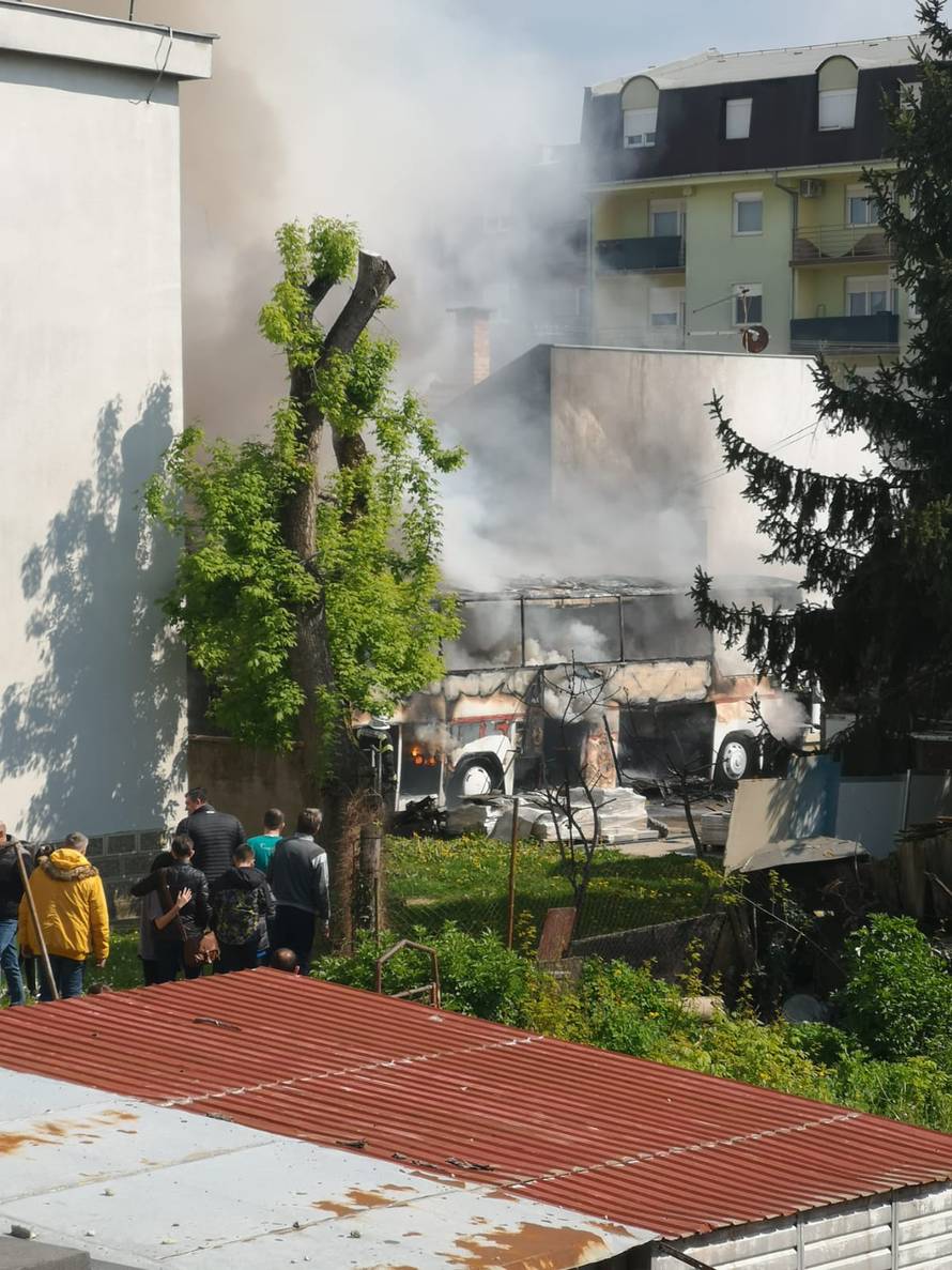 VIDEO Planuo bus u osječkom dvorištu: 'U ulici je puno djece, a vatra je zahvatila i dio kuće'