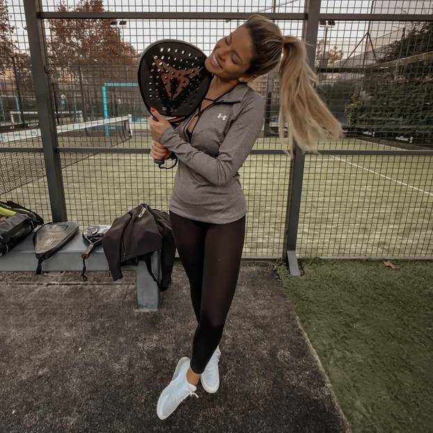 FOTO Paklena je za volanom, a tek kad skine gaćice i grudnjak