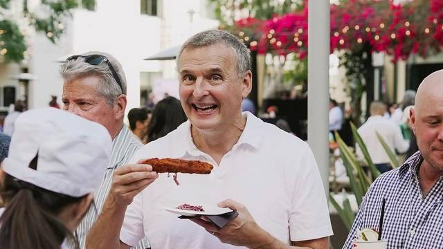 Voditelj isprobao tradicionalna jela u Splitu, gledatelji se čude: Jeo u pekari, pa onda i ćevape?!