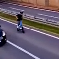 VIDEO Osje&ccaron;ka policija ulovila tinejd&zcaron;ere sa sulude snimke divljanja na el. romobilima!