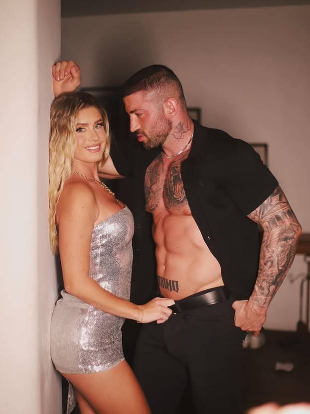 FOTO Ova mama bez grudnjaka je izazvala bijes u školi djeteta: 'Smeta im jer sam najljepša'