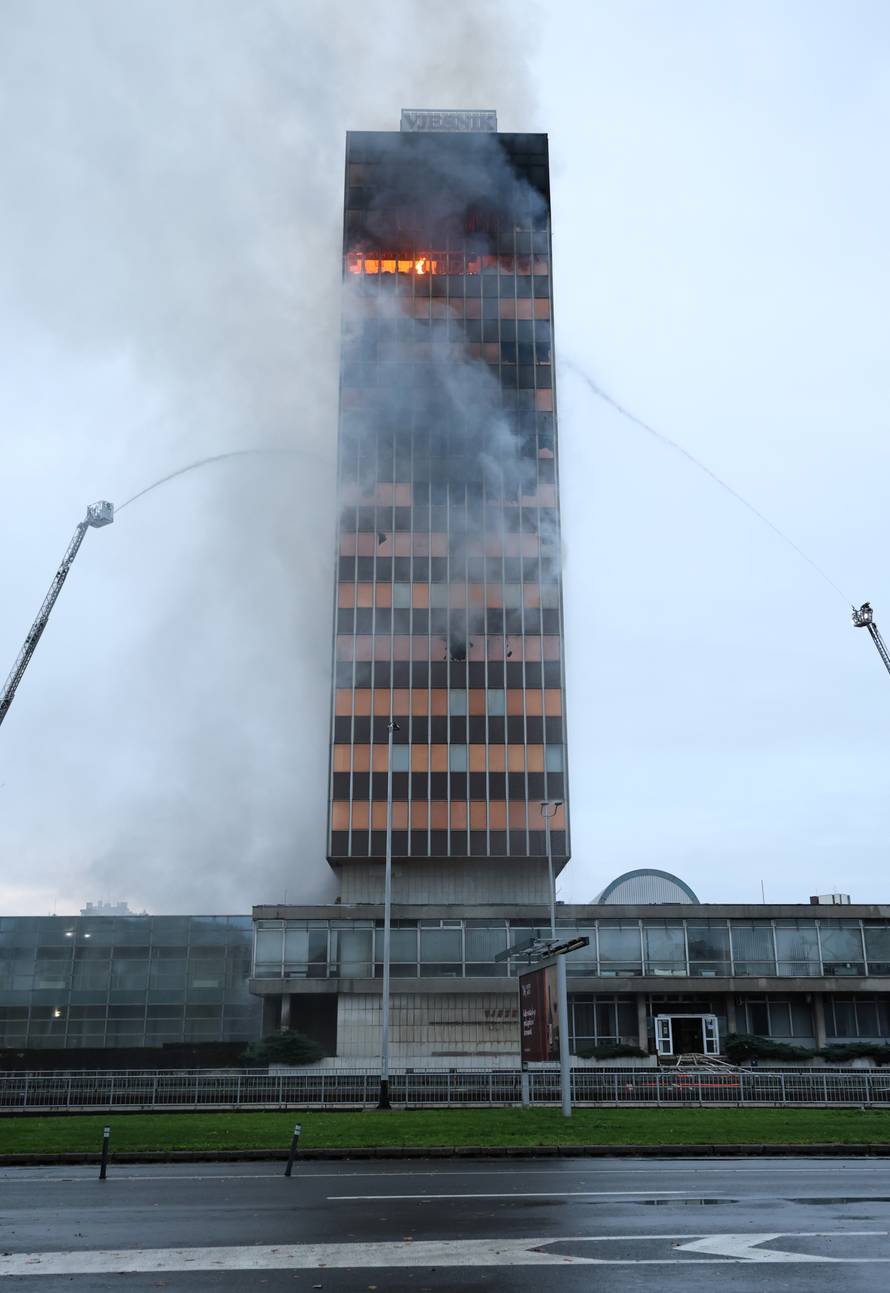 Zagreb: Nastavlja se gašenje Vjesnikovog nebodera, teška noć iza vatrogasaca