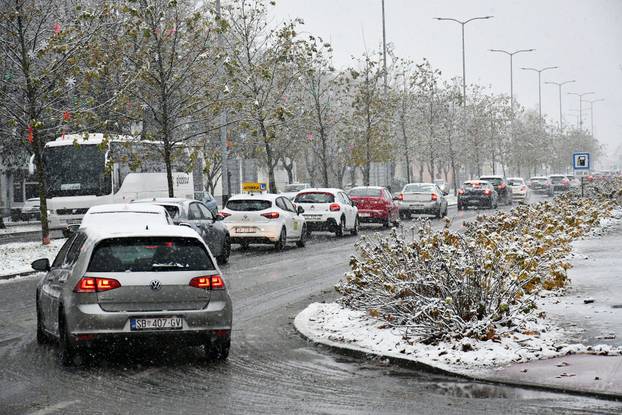 Slavonski Brod: Gusti snijeg stvara probleme i zastoje u prometu