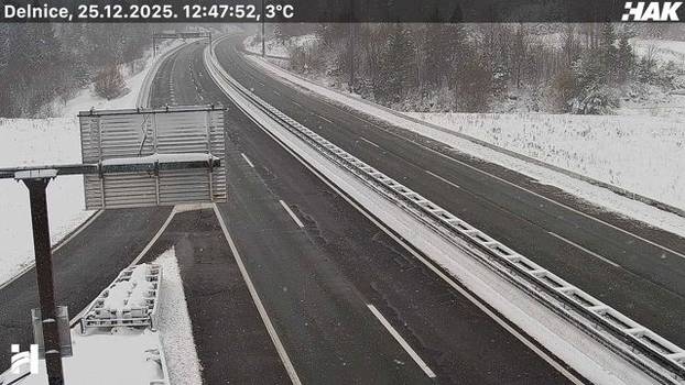 FOTO Pogledajte kakvo je stanje na cestama u Hrvatskoj: Snijeg u Lici, sunce 'provirilo' na jugu