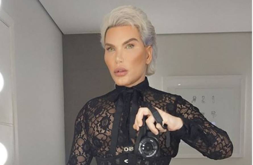 Ljudski Ken je postao Barbie: Ugradio izblajhane ekstenzije